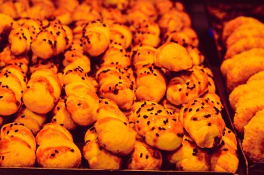 Bir grup çeşit kurabiye. Çikolata parçacıklı, yulaflı, kuru üzümlü, beyaz çikolatalı.