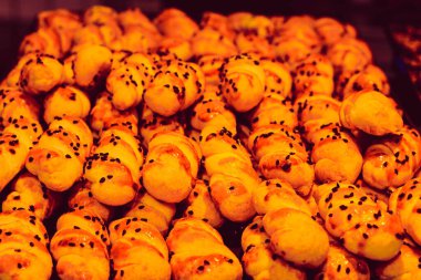 Bir grup çeşit kurabiye. Çikolata parçacıklı, yulaflı, kuru üzümlü, beyaz çikolatalı.