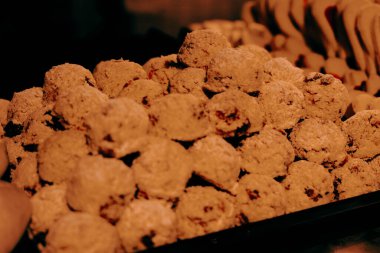 Bir grup çeşit kurabiye. Çikolata parçacıklı, yulaflı, kuru üzümlü, beyaz çikolatalı.