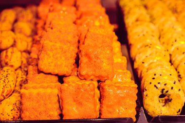 Bir grup çeşit kurabiye. Çikolata parçacıklı, yulaflı, kuru üzümlü, beyaz çikolatalı.