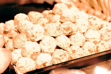 Bir grup çeşit kurabiye. Çikolata parçacıklı, yulaflı, kuru üzümlü, beyaz çikolatalı.