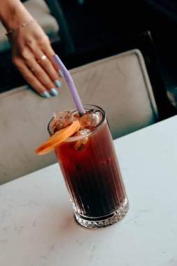 Lokantadaki masada alkol kokteyli.