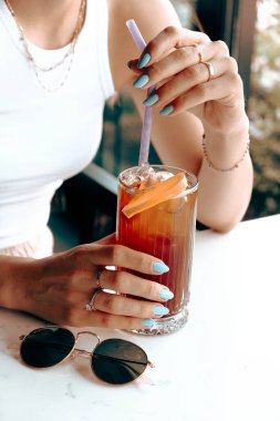 Lokantadaki masada alkol kokteyli.