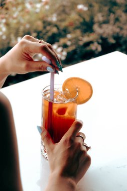 Lokantadaki masada alkol kokteyli.