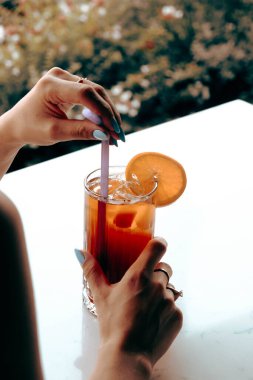 Lokantadaki masada alkol kokteyli.