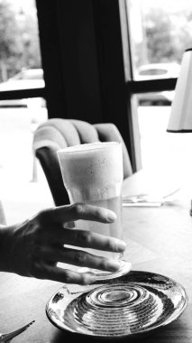 Lokantadaki masada alkol kokteyli.