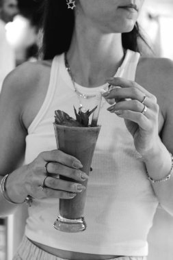 Lokantadaki masada alkol kokteyli.