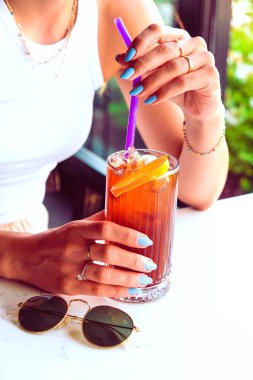 Lokantadaki masada alkol kokteyli.