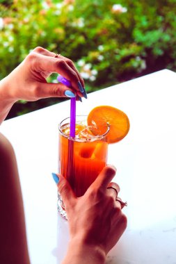 Lokantadaki masada alkol kokteyli.