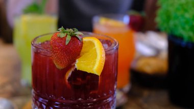 Lokantadaki masada alkol kokteyli.
