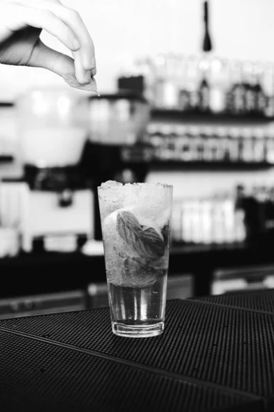 Lokantadaki Masada Alkol Kokteyli — Stok fotoğraf