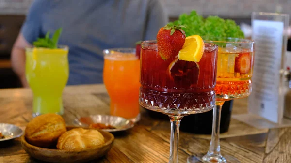 Alkohol Cocktail Drink Auf Dem Tisch Restaurant — Stockfoto