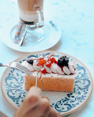 Masada lezzetli bir pasta var.