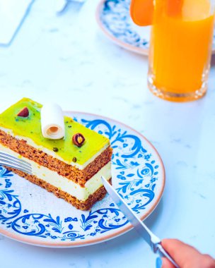 Masada lezzetli bir pasta var.