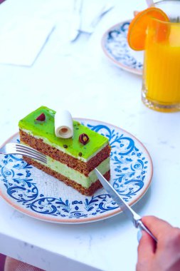 Masada lezzetli bir pasta var.