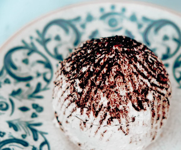 Tabuleiro Com Delicioso Bolo Mesa — Fotografia de Stock