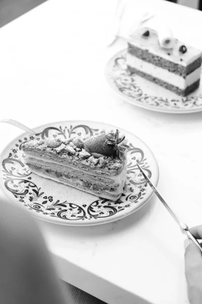 Tábla Finom Torta Asztalon — Stock Fotó