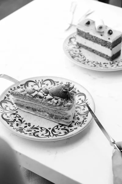 Tafel Mit Leckerem Kuchen Auf Dem Tisch — Stockfoto