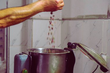 Geleneksel hindistancevizli tatlı baklavası. Ev yapımı fındıklı ve ballı baklava..