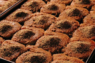 Geleneksel hindistancevizli tatlı baklavası. Ev yapımı fındıklı ve ballı baklava..