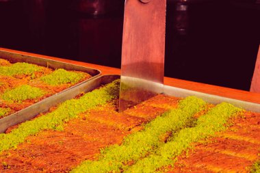 Geleneksel hindistancevizli tatlı baklavası. Ev yapımı fındıklı ve ballı baklava..