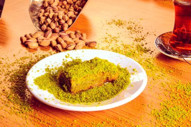 Geleneksel hindistancevizli tatlı baklavası. Ev yapımı fındıklı ve ballı baklava..