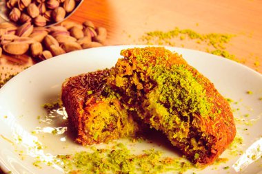 Geleneksel hindistancevizli tatlı baklavası. Ev yapımı fındıklı ve ballı baklava..
