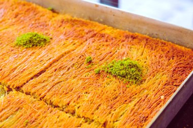 Geleneksel hindistancevizli tatlı baklavası. Ev yapımı fındıklı ve ballı baklava..