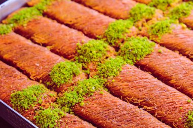 Geleneksel hindistancevizli tatlı baklavası. Ev yapımı fındıklı ve ballı baklava..