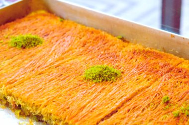 Geleneksel hindistancevizli tatlı baklavası. Ev yapımı fındıklı ve ballı baklava..