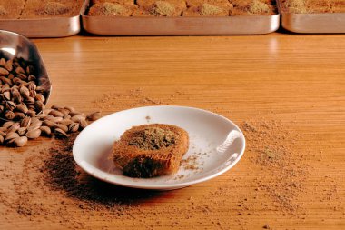 Geleneksel hindistancevizli tatlı baklavası. Ev yapımı fındıklı ve ballı baklava..