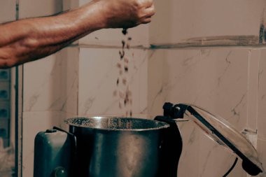 Geleneksel hindistancevizli tatlı baklavası. Ev yapımı fındıklı ve ballı baklava..