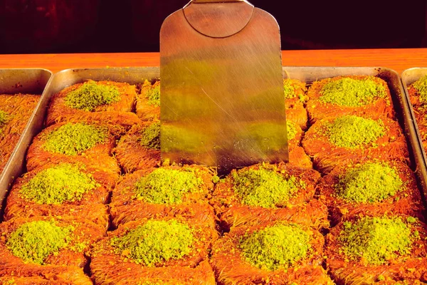 Geleneksel Hindistancevizli Tatlı Baklavası Yapımı Fındıklı Ballı Baklava — Stok fotoğraf