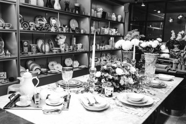 Güzel bir tabak ve mükemmel renkte çiçekler lüks bir masada duruyor.