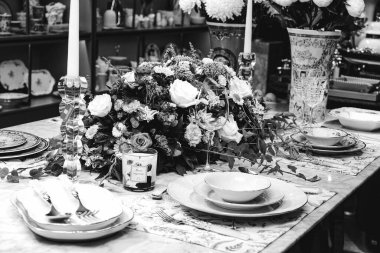 Güzel bir tabak ve mükemmel renkte çiçekler lüks bir masada duruyor.