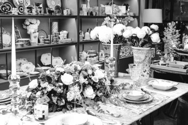 Güzel bir tabak ve mükemmel renkte çiçekler lüks bir masada duruyor.