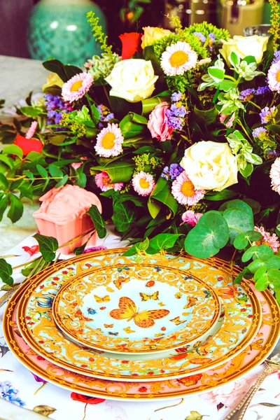 จานท สวยงามและสดดอกไม สมบ แบบย นบนโต ะหร หรา — ภาพถ่ายสต็อก