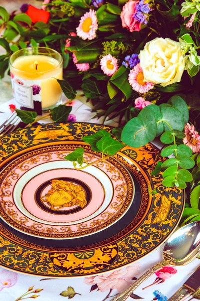 Belle Assiette Fleurs Colorées Parfaites Fraîches Debout Sur Table Luxe — Photo