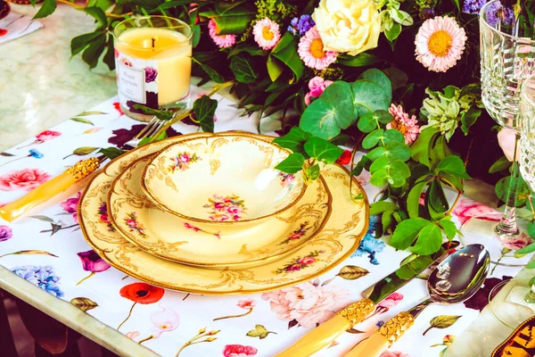 Mooie Plaat Frisse Perfect Kleurrijke Bloemen Staan Luxe Tafel — Stockfoto