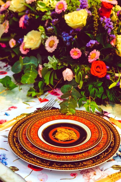 Vakker Tallerken Ferske Perfekte Fargerike Blomster Som Står Luksusbord – stockfoto
