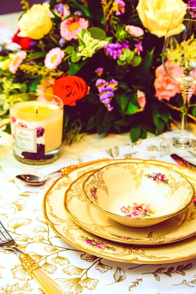 Beautiful Plate Fresh Perfect Colorful Flowers Standing Luxury Table — Stock Photo, Image