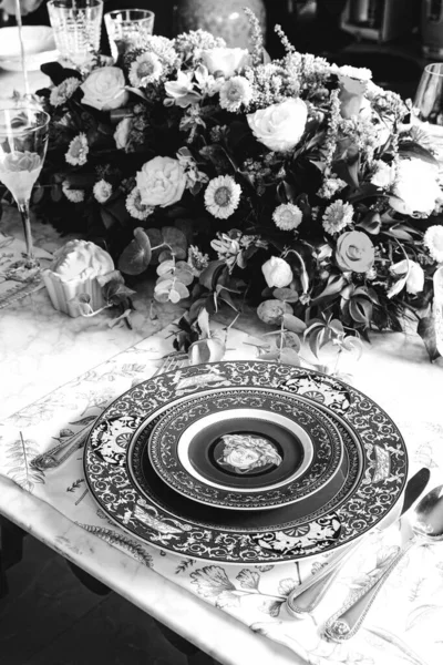 Krásný Talíř Čerstvé Dokonalé Barevné Květy Stojící Luxusním Stole — Stock fotografie