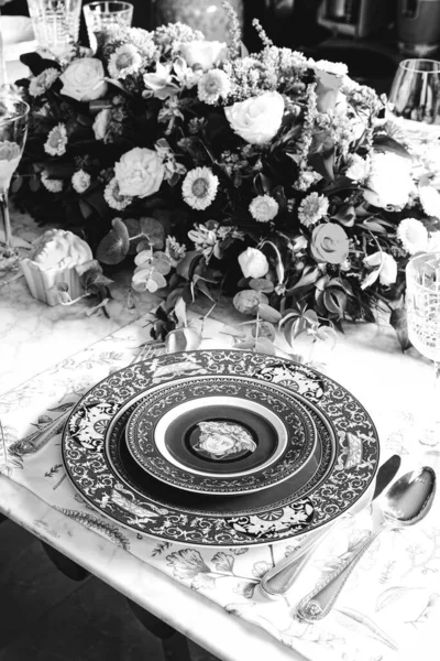 Красива Тарілка Свіжі Ідеальні Барвисті Квіти Стоять Розкішному Столі — стокове фото
