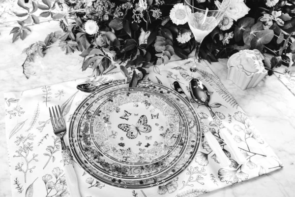 Piring Indah Dan Segar Bunga Berwarna Warni Berdiri Atas Meja — Stok Foto