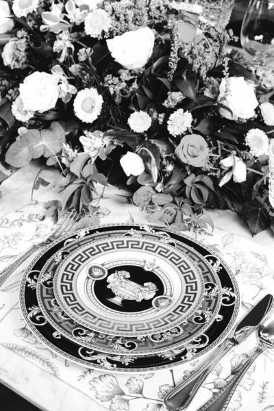 Красива Тарілка Свіжі Ідеальні Барвисті Квіти Стоять Розкішному Столі — стокове фото