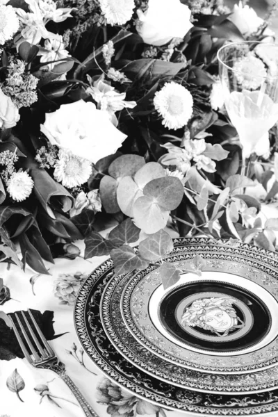 Prato Bonito Flores Coloridas Perfeitas Frescas Mesa Luxo — Fotografia de Stock