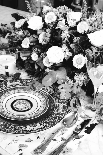 Красивая Тарелка Свежие Идеальные Красочные Цветы Стоящие Роскошном Столе — стоковое фото