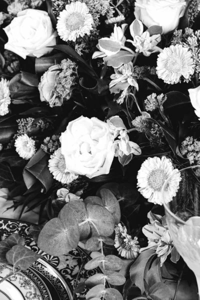 Vacker Tallrik Och Färska Perfekta Färgglada Blommor Står Lyx Bord — Stockfoto