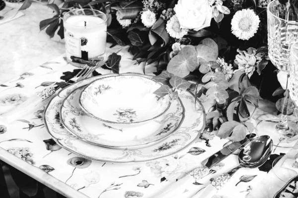Güzel Bir Tabak Mükemmel Renkte Çiçekler Lüks Bir Masada Duruyor — Stok fotoğraf