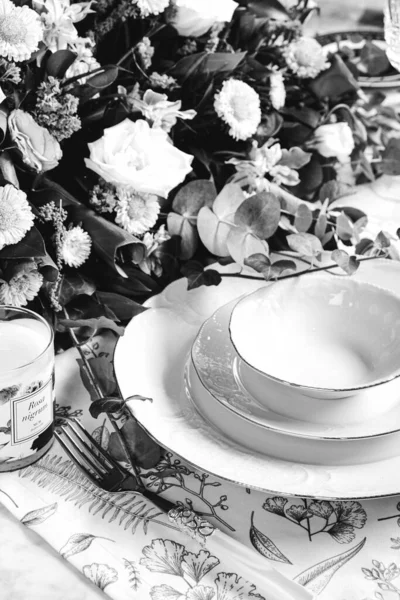 精美的盘子和鲜美的五彩缤纷的花朵矗立在豪华的餐桌上 — 图库照片
